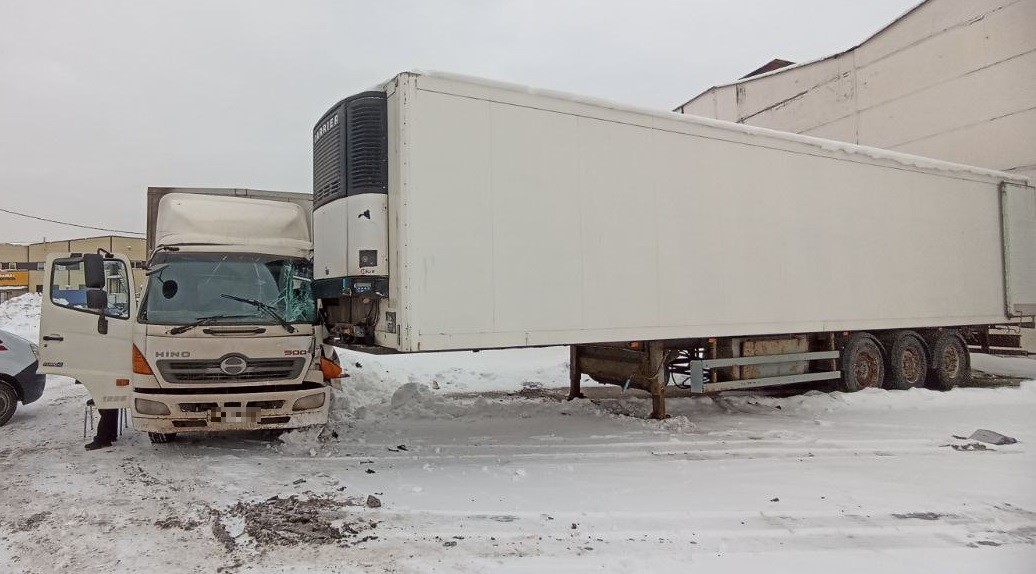 В Твери водитель грузовика врезался в полуприцеп и попал в больницу