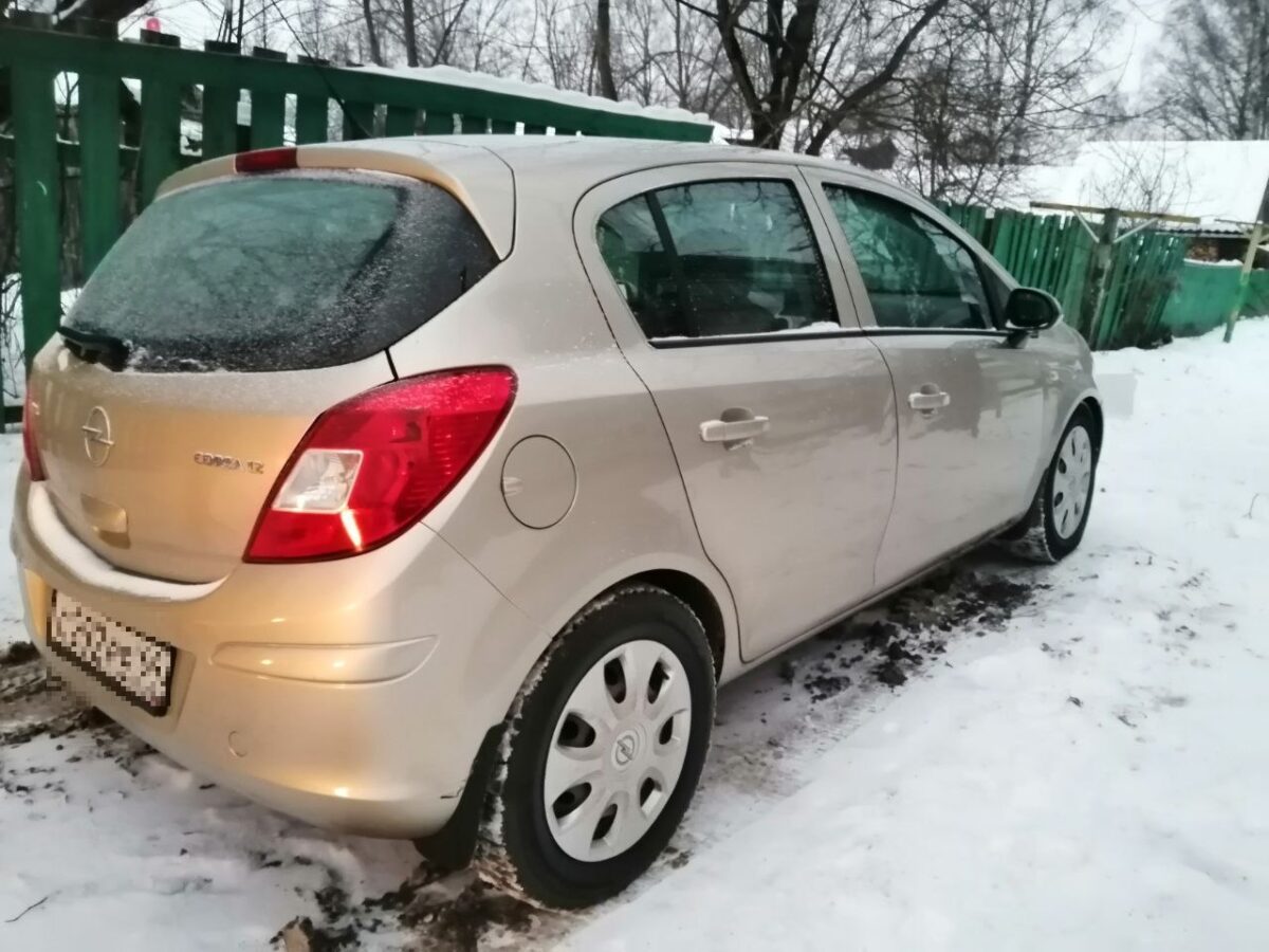Пенсионерка попала под колёса машины на парковке у магазина в Тверской области