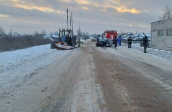 Два человека пострадали в столкновении ВАЗа и трактора в Тверской области