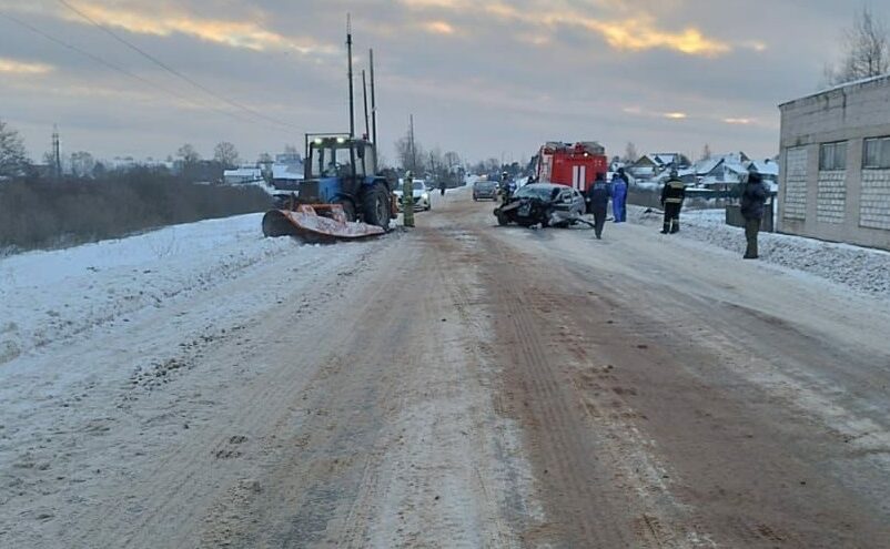 Два человека пострадали в столкновении ВАЗа и трактора в Тверской области Два человека пострадали в столкновении ВАЗа и трактора в Тверской области
