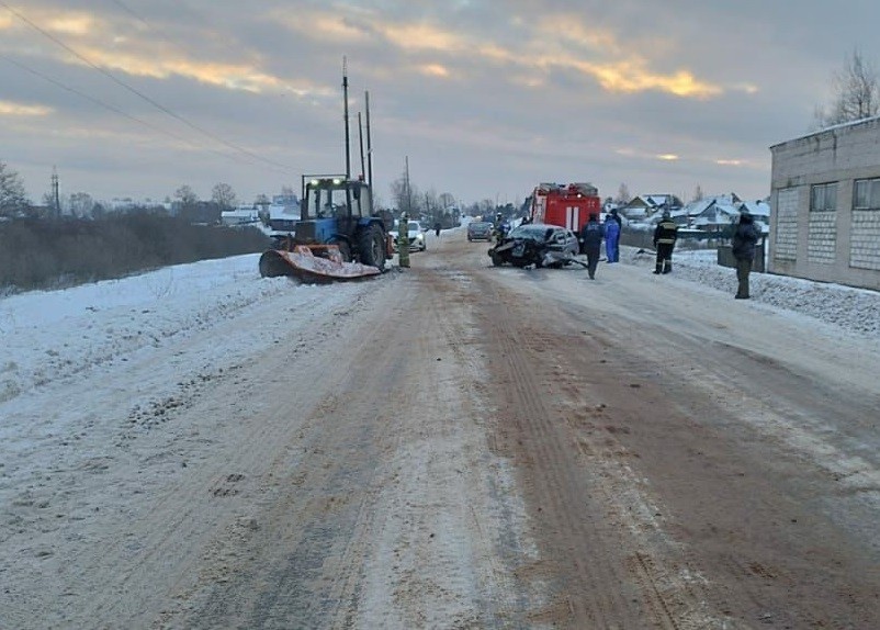Два человека пострадали в столкновении ВАЗа и трактора в Тверской области