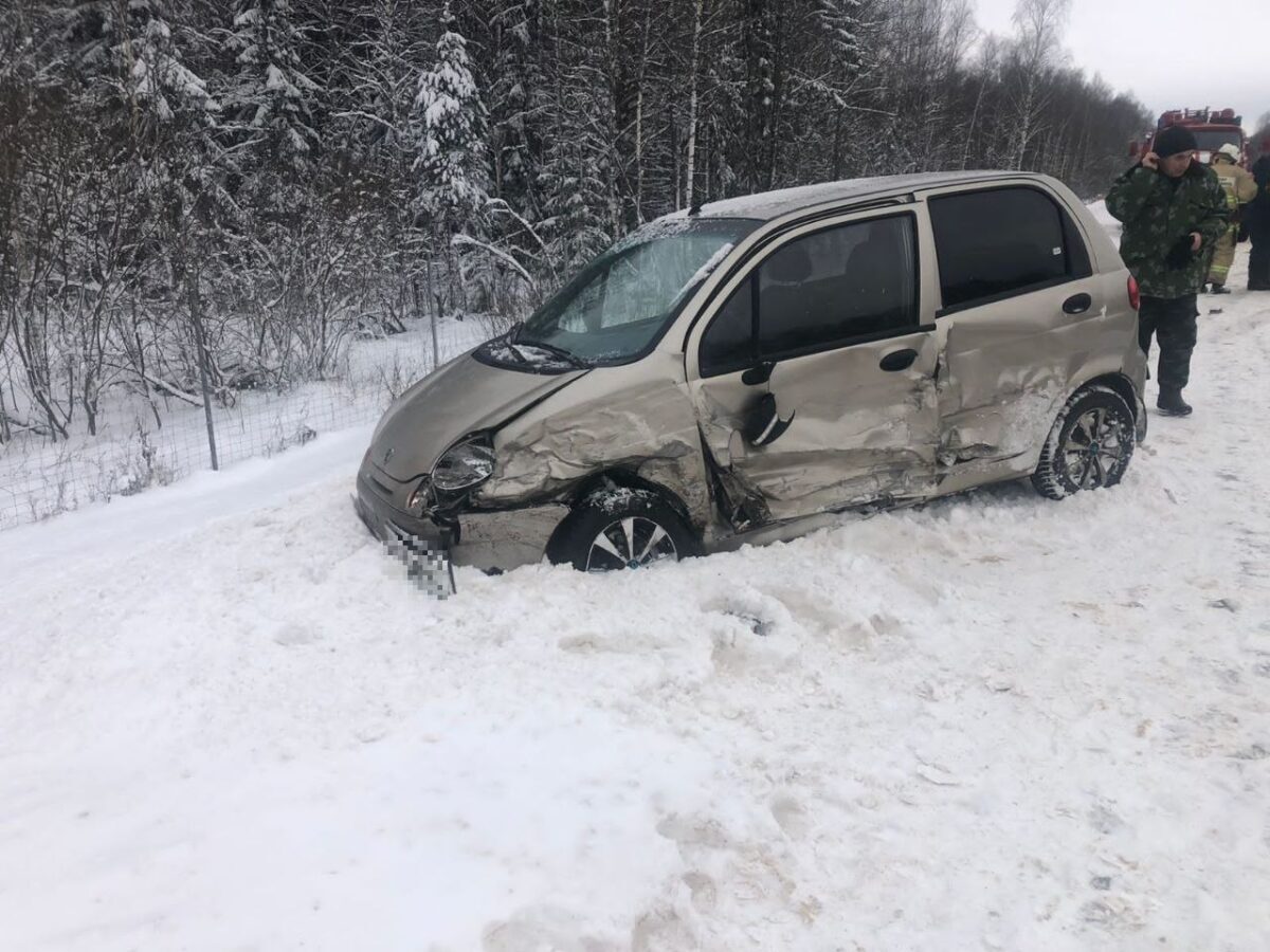 Женщина пострадала в столкновении ВАЗа и "Равона" в Тверской области