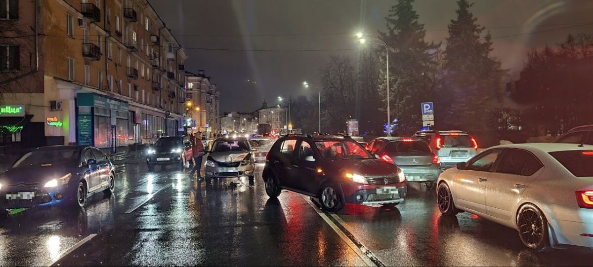 Водитель пострадал в столкновении двух иномарок в центре Твери