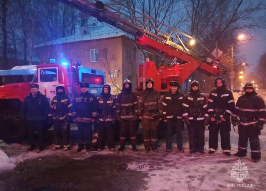 Тверские пожарные спасли из горящего дома 17 человек