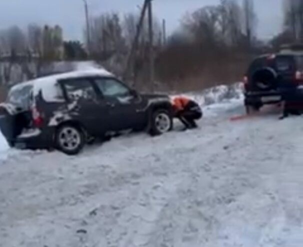 На пути к поселению под Тверью машины сносит с дороги