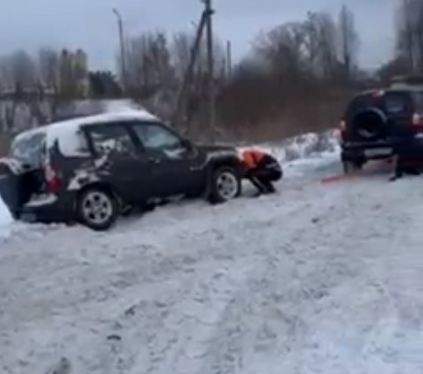 На пути к поселению под Тверью машины сносит с дороги