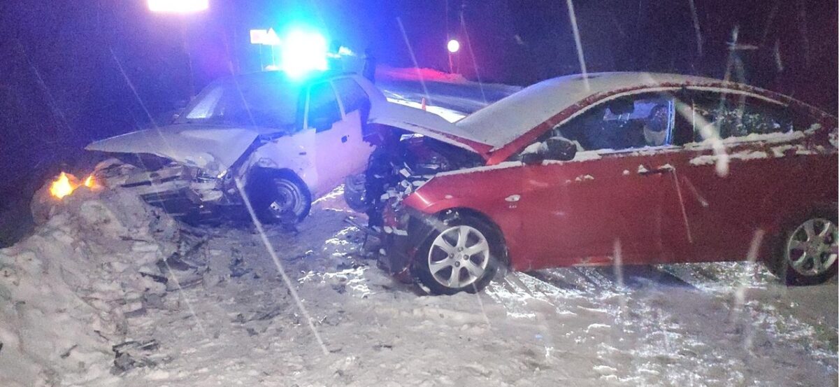 Два человека пострадали в лобовом столкновении иномарок под Тверью