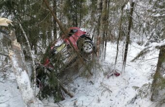 Иномарка вылетела в кювет и врезалась в дерево в Тверской области Иномарка вылетела в кювет и врезалась в дерево в Тверской области