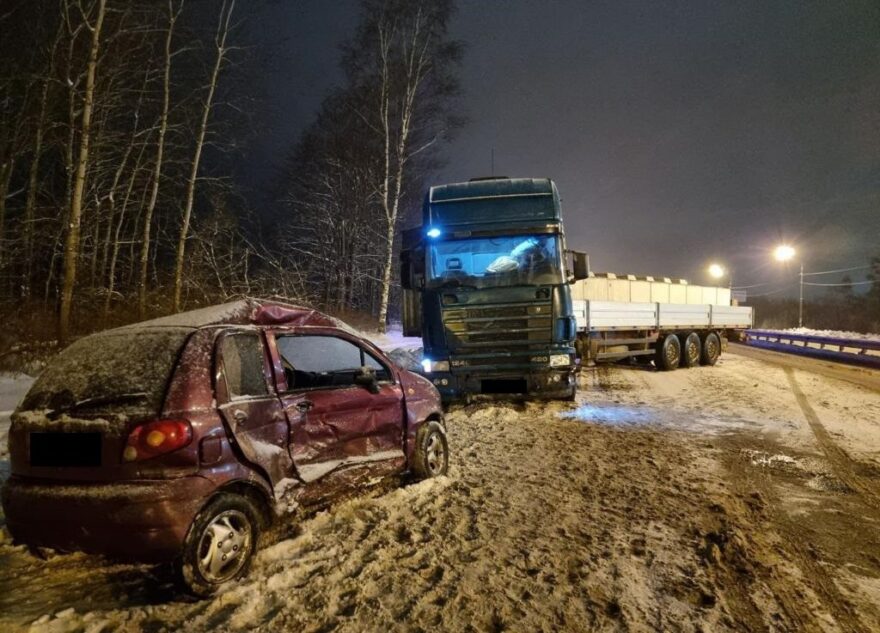 Два человека пострадали в ДТП с участием "Матиза" и фуры под Тверью Два человека пострадали в ДТП с участием "Матиза" и фуры под Тверью