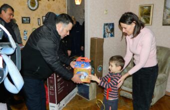 Губернатор Игорь Руденя исполнил новогоднюю мечту 4-летнего мальчика из Запорожской области Губернатор Игорь Руденя исполнил новогоднюю мечту 4-летнего мальчика из Запорожской области