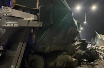 Две фуры столкнулись в Тверской области, есть пострадавший Две фуры столкнулись в Тверской области, есть пострадавший