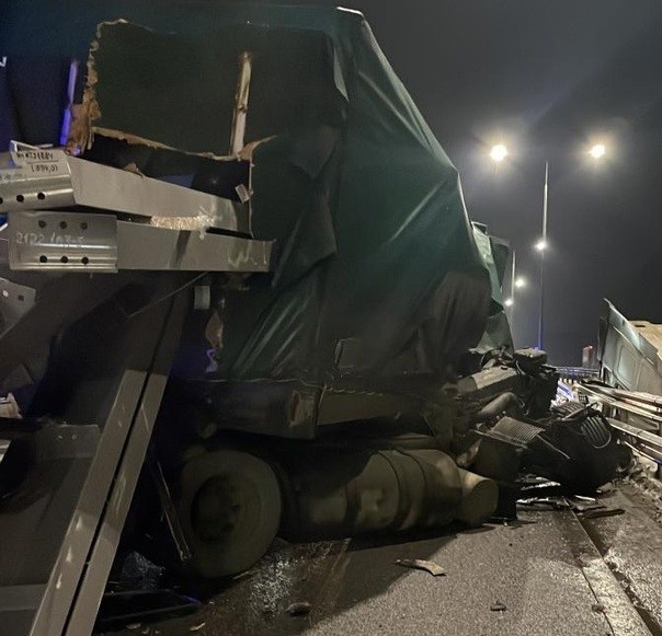Две фуры столкнулись в Тверской области, есть пострадавший