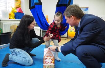 Сенатор Андрей Епишин исполнил новогоднюю мечту четырёхлетней Анны из Тверской области Сенатор Андрей Епишин исполнил новогоднюю мечту четырёхлетней Анны из Тверской области