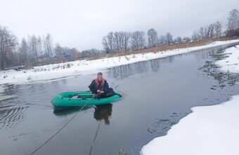В Тверской области спасли собаку, которая провалилась в полынью