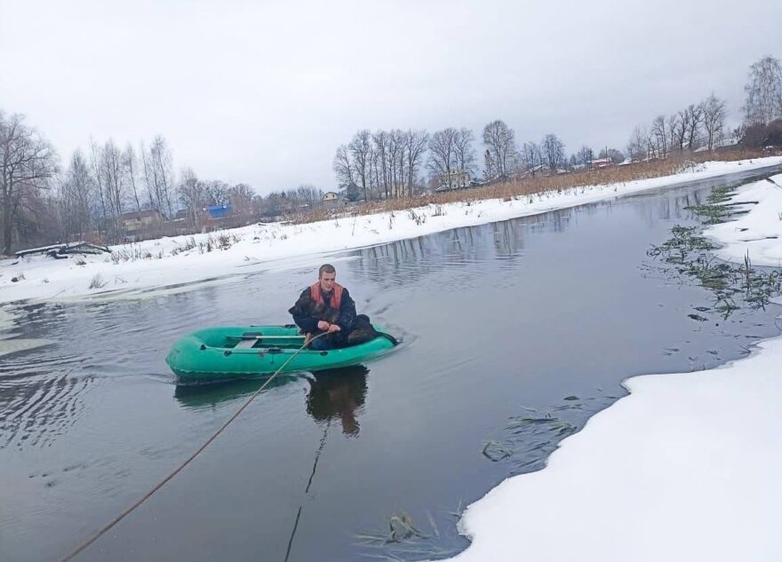 В Тверской области спасли собаку, которая провалилась в полынью