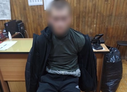 Под Тверью мужчина с ножом и баллончиком напал на почтальонку