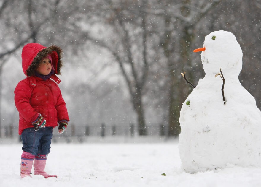 Врач рассказала о правилах зимних прогулок с детьми