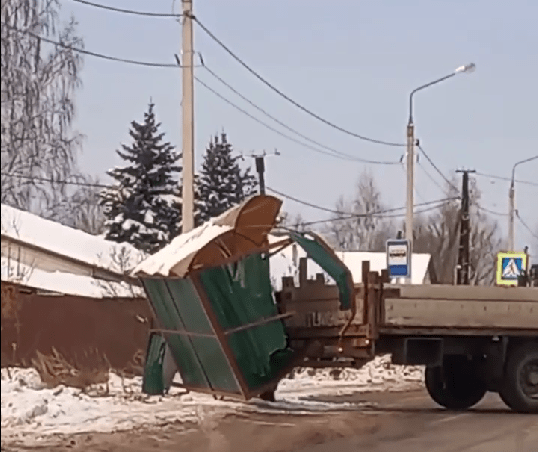 Остановку, сбитую грузовиком с прицепом под Тверью, отремонтируют