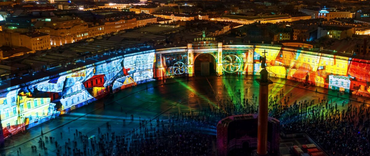 На фасадах зданий Санкт-Петербурга покажут 3D-проекции городов страны