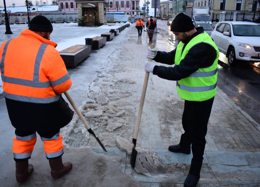 140 дворников ЖЭКа расчищают тротуары в Твери
