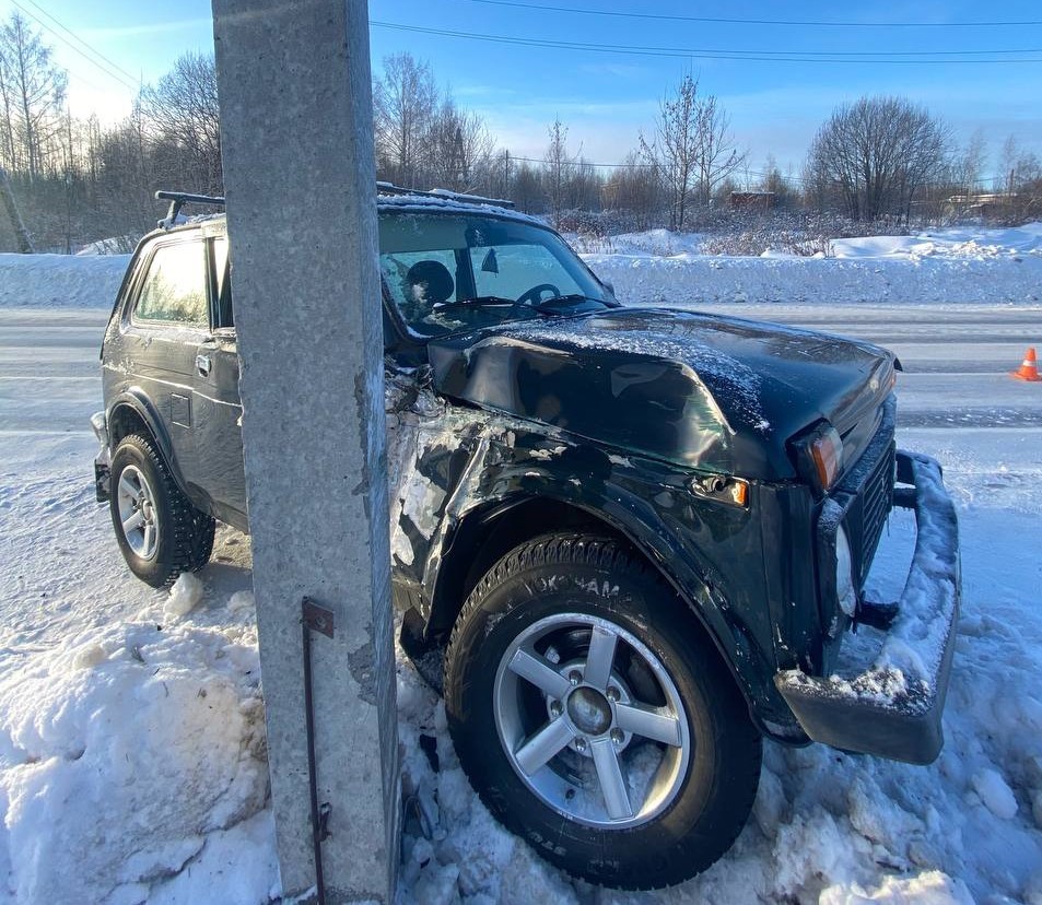 В Тверской области женщина-водитель врезалась в столб