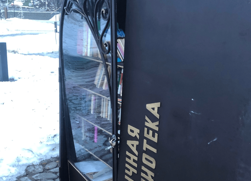 В Тверской области вандалы сломали книжный уголок