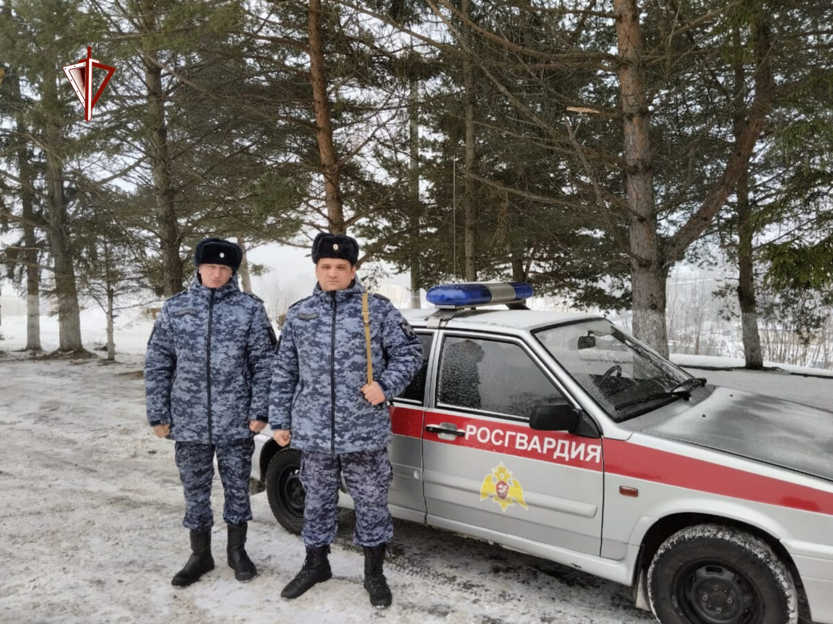 Росгвардейцы помогли эвакуировать людей на пожаре в Тверской области