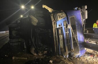 На М-11 в Тверской области фура въехала в ограждение: водитель погиб На М-11 в Тверской области фура въехала в ограждение: водитель погиб