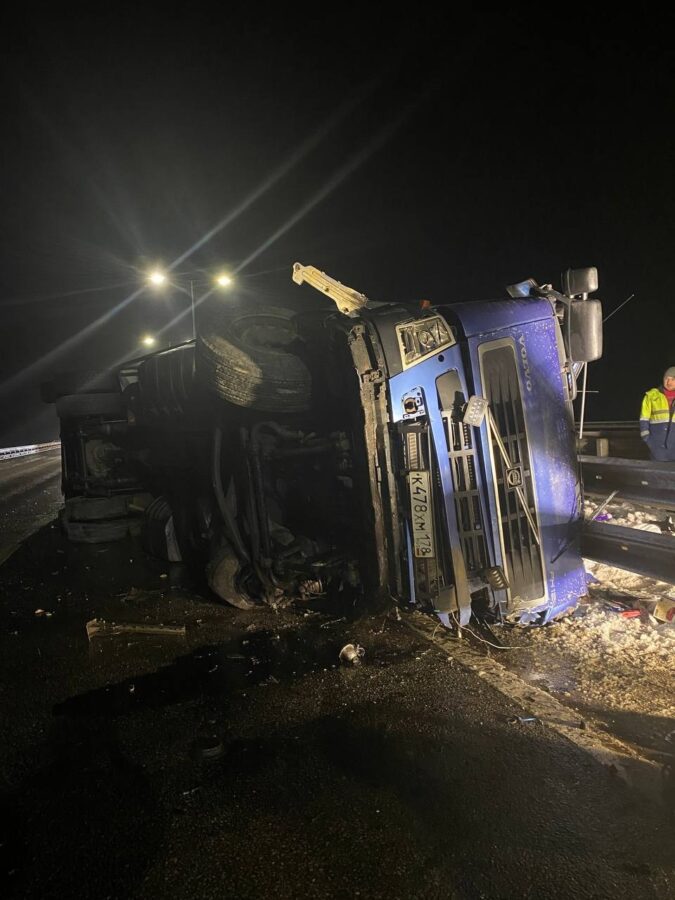 На М-11 в Тверской области фура въехала в ограждение: водитель погиб