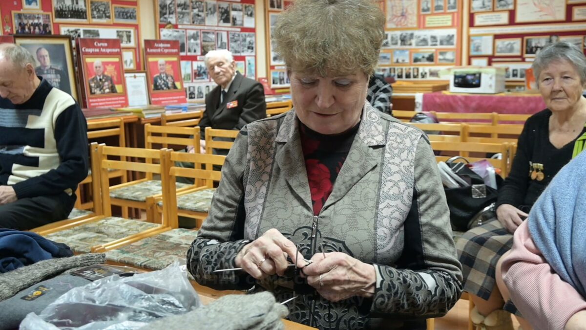 Жители Тверской области пишут бойцам теплые письма и дарят теплые подарки  