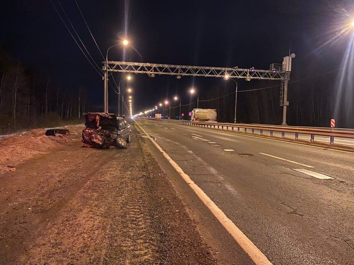 На трассе М-10 в Тверской области «Ауди» врезался в барьерное ограждение