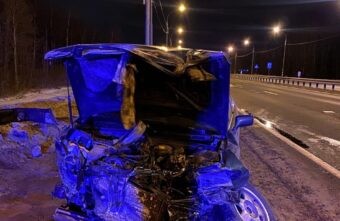 На трассе М-10 в Тверской области «Ауди» врезался в барьерное ограждение