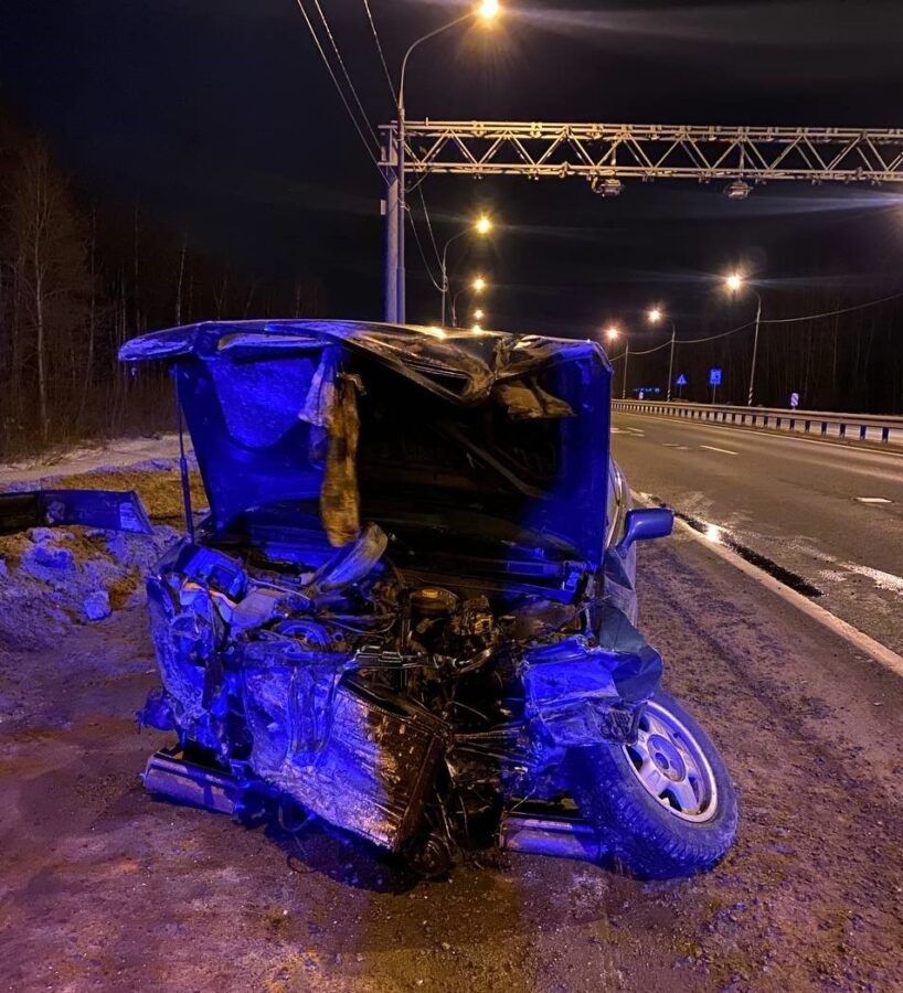 На трассе М-10 в Тверской области «Ауди» врезался в барьерное ограждение