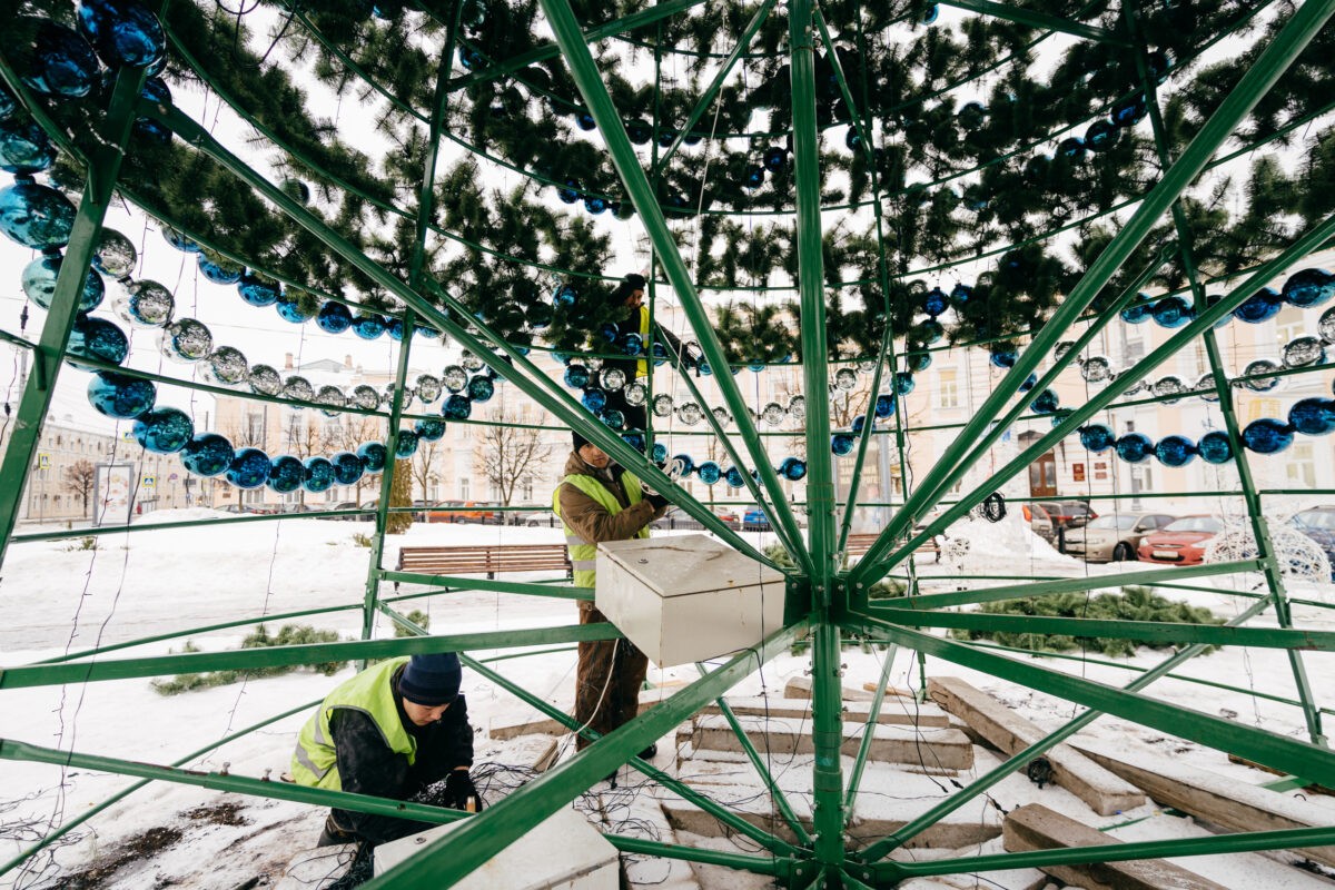 В Твери разбирают главную городскую елку: фоторепортаж