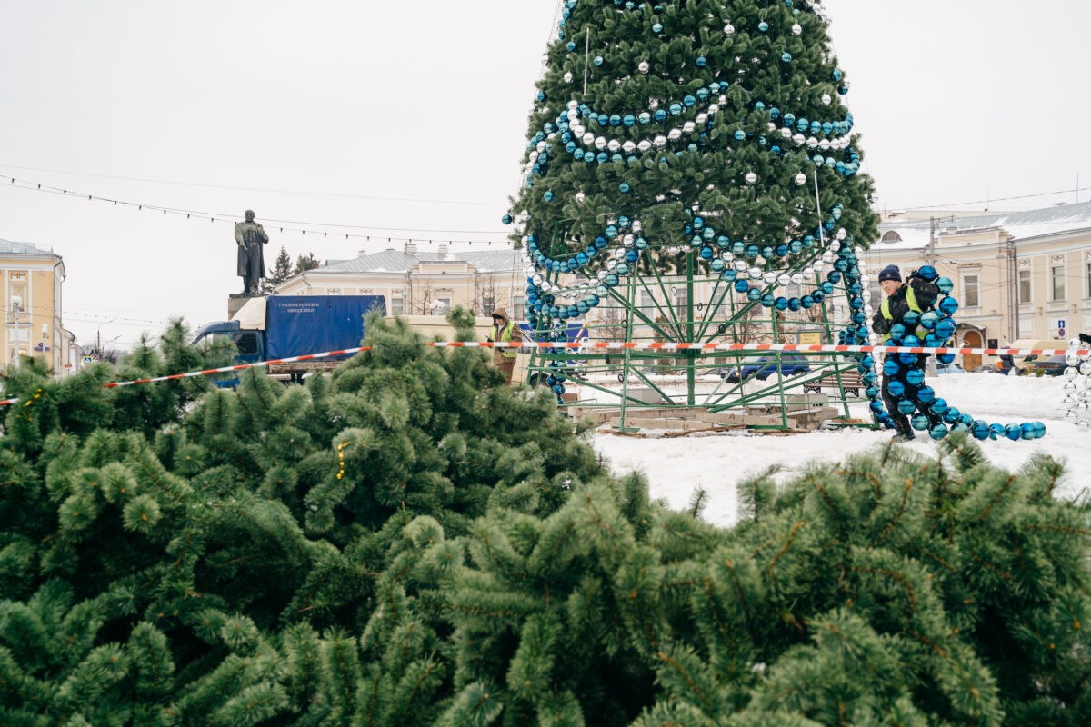 В Твери разбирают главную городскую елку: фоторепортаж