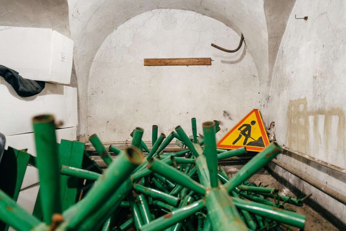 В Твери разбирают главную городскую елку: фоторепортаж