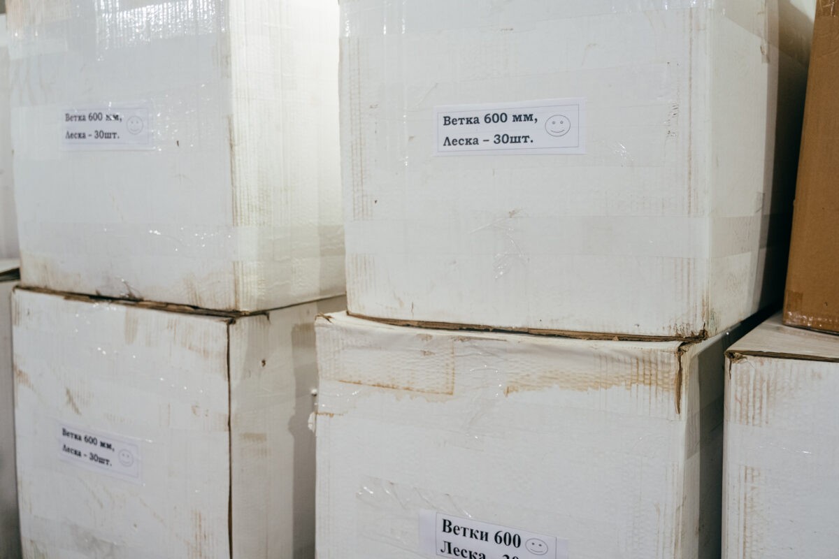 В Твери разбирают главную городскую елку: фоторепортаж