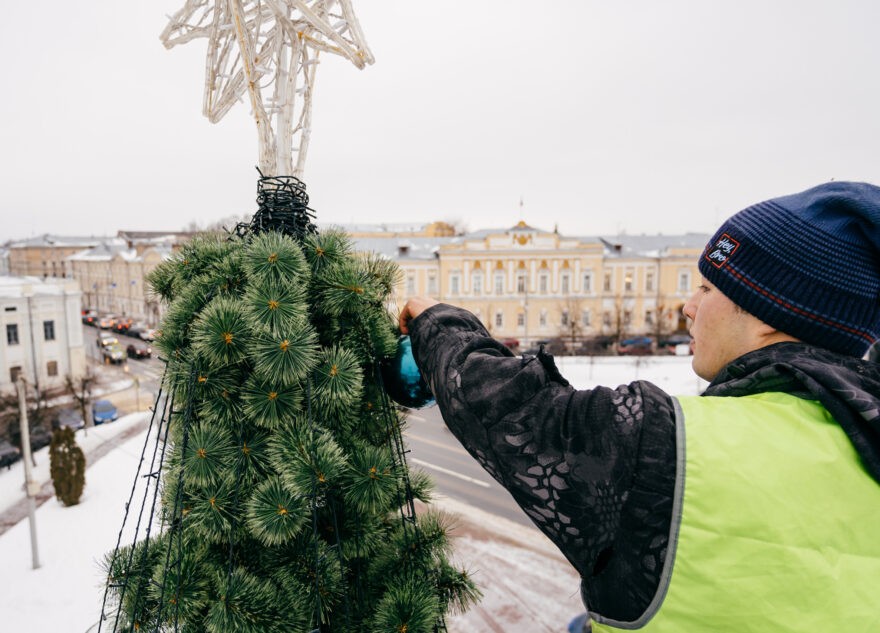 В Твери разбирают главную городскую елку: фоторепортаж