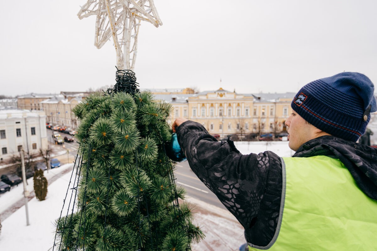 В Твери разбирают главную городскую елку: фоторепортаж