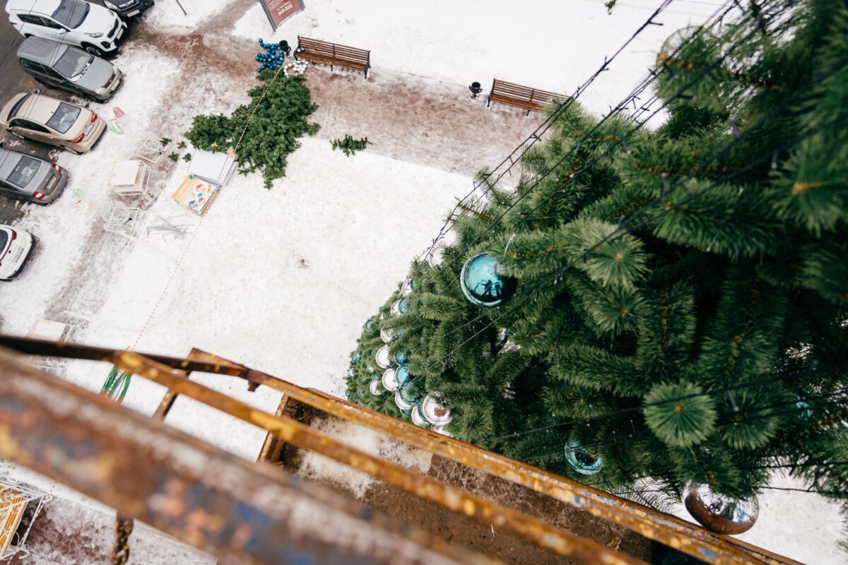 В Твери разбирают главную городскую елку: фоторепортаж