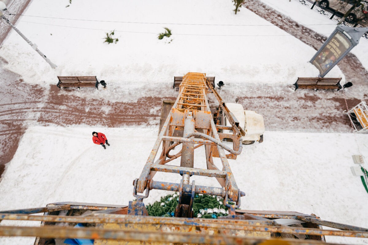 В Твери разбирают главную городскую елку: фоторепортаж