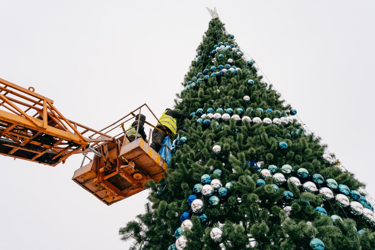 В Твери разбирают главную городскую елку: фоторепортаж