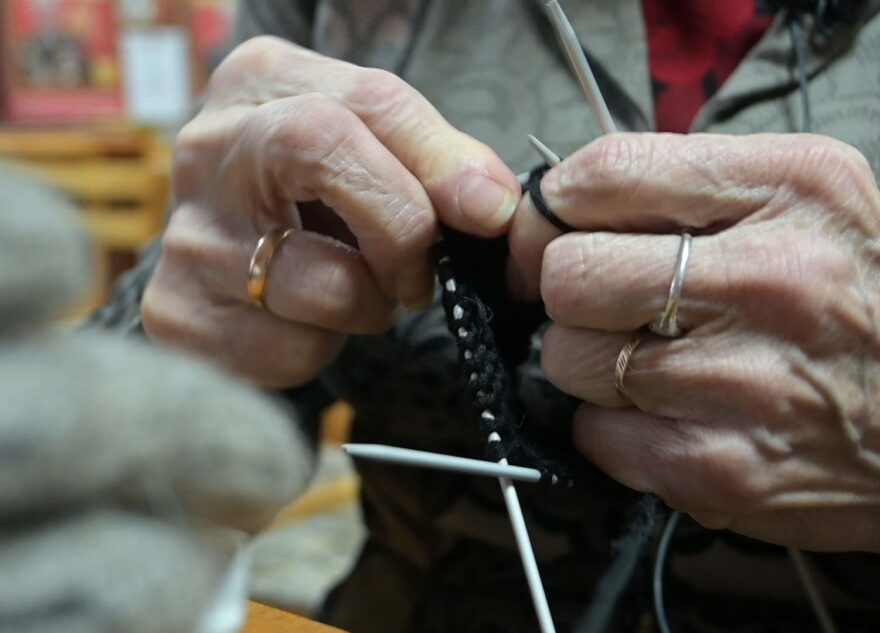 Жители Тверской области пишут бойцам теплые письма и дарят теплые подарки  