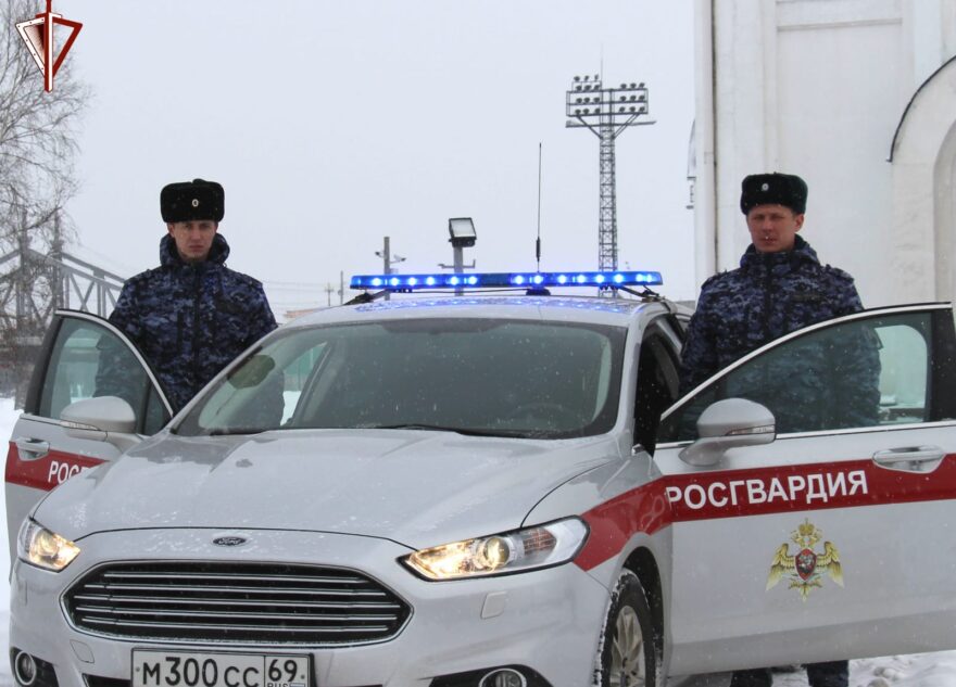Ночного вора, проникшего в магазин в Твери, задержали сотрудники Росгвардии Ночного вора, проникшего в магазин в Твери, задержали сотрудники Росгвардии