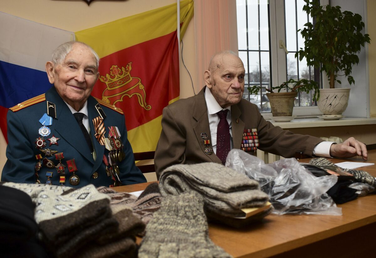 Жители Тверской области пишут бойцам теплые письма и дарят теплые подарки  