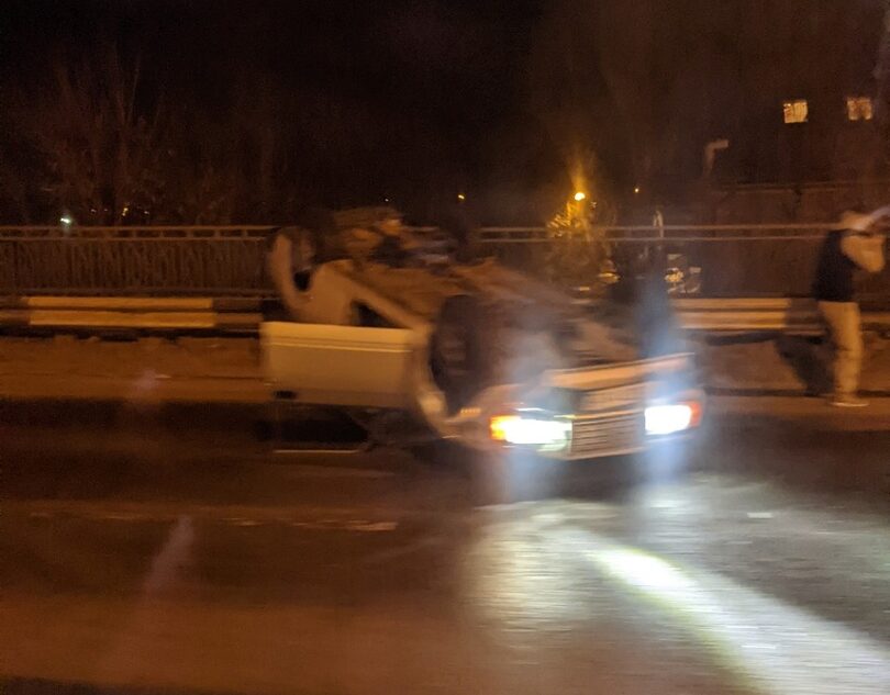 В результате ДТП в Твери перевернулся автомобиль