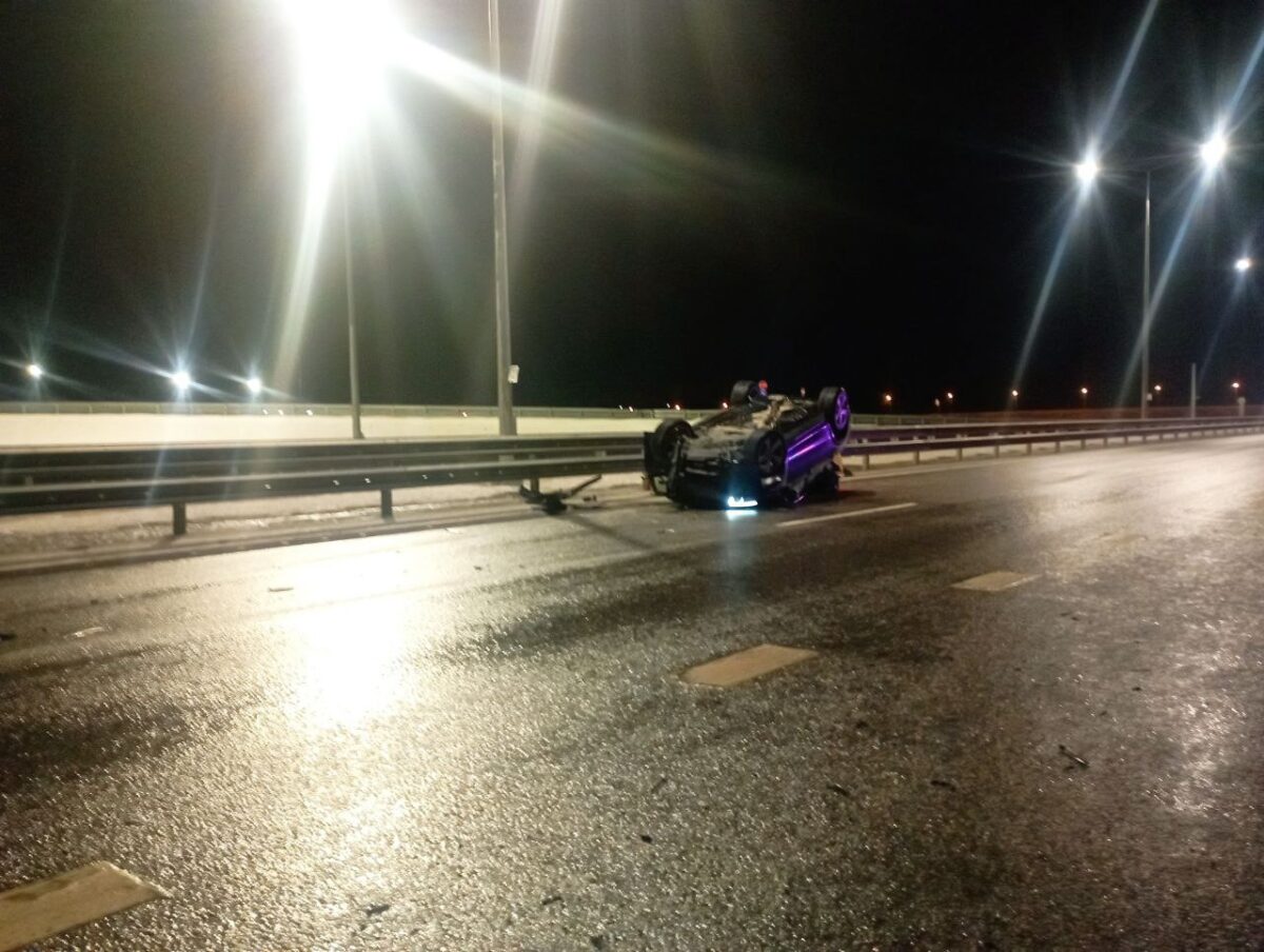 Мерседес перевернулся на мокрой дороге в Тверской области