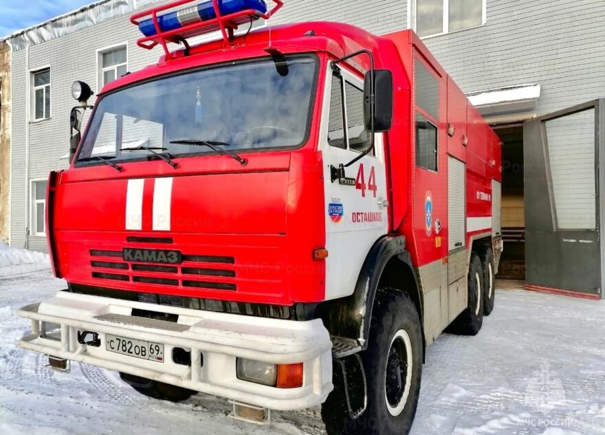 Спасатели Тверской области помогли замерзающим на дороге людям