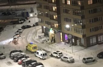 С балкона многоэтажного дома в Твери выпала молодая женщина С балкона многоэтажного дома в Твери выпала молодая женщина