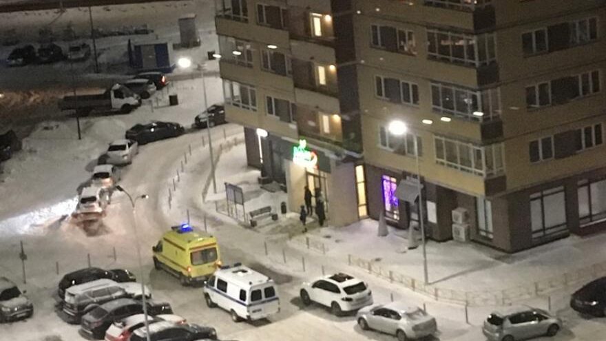 С балкона многоэтажного дома в Твери выпала молодая женщина С балкона многоэтажного дома в Твери выпала молодая женщина